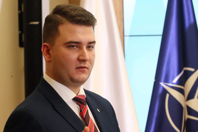 Zybertowicz twierdzi, że wojskowi drżą przed Misiewiczem.