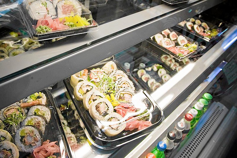 Sushi z pudełka to ostatnimi czasy hit nie tylko na półkach ekskluzywnych delikatesów, ale nawet dyskontów i stacji benzynowych.