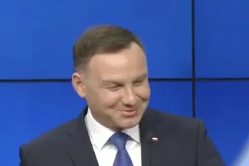 Wyraźnie rozbawiony prezydent.
