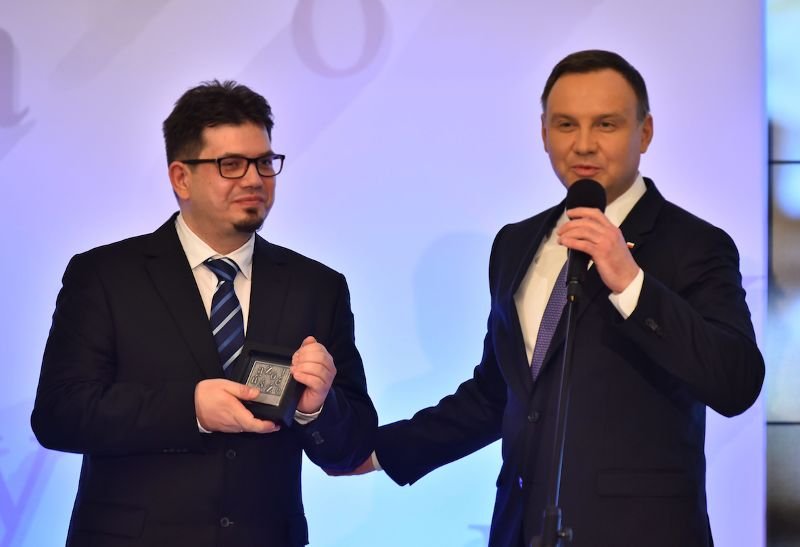 Prezydent Andrzej Duda wręcza Wojciechowi Wenclowi nagrodę "Zasłużony dla Polszczyzny"