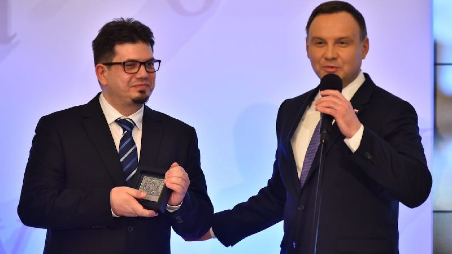 Prezydent Andrzej Duda wręcza Wojciechowi Wenclowi nagrodę "Zasłużony dla Polszczyzny"