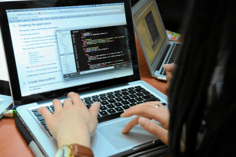 Panuje przekonanie, że programistą może zostać każdy. Branża kusi wysokimi zarobkami, co nie zawsze przynosi pozytywne skutki