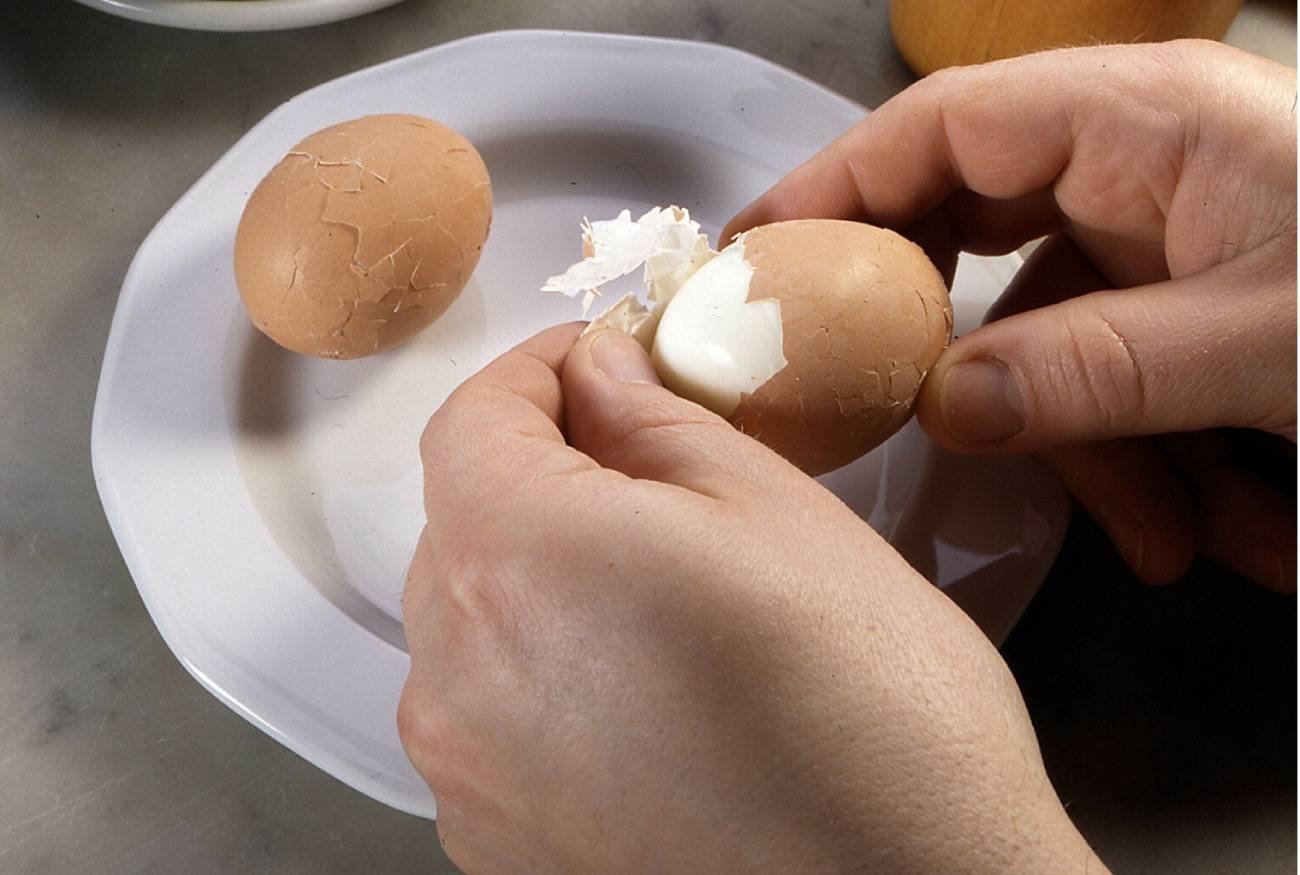 Jak obrać jajko? Szybki sposób na obranie ugotowanego jajka