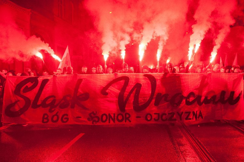 Podjąłem decyzję o wydaniu zakazu organizacji Narodowego Marszu Niepodległości – ogłosił prezydent Wrocławia Rafał Dutkiewicz. Na zdjęciu marsz 11 listopada 2017 r. na ulicach Wrocławia.