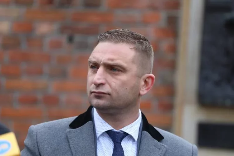 "Gazeta Wyborcza" poinformowała, że dwie organizacje związane z Robertem Bąkiewiczem otrzymały łącznie aż 3 mln zł dotacji z Funduszu Patriotycznego.