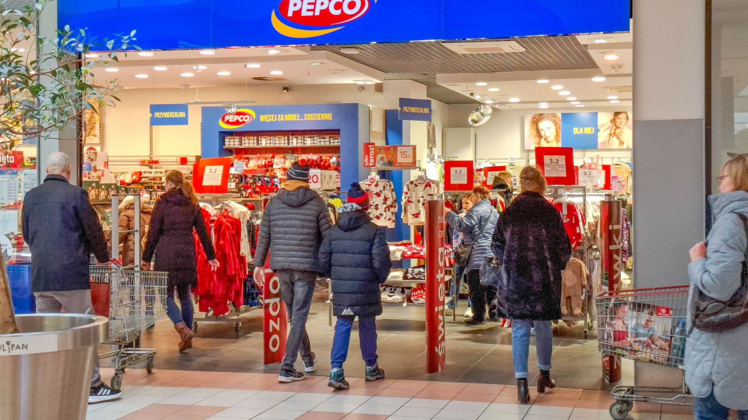 Pepco przecenia mnóstwo produktów. Co jest na wyprzedaży? Wyprzedaże w Pepco. Można kupić taniej ubrania i akcesoria do kuchni MasterChefa