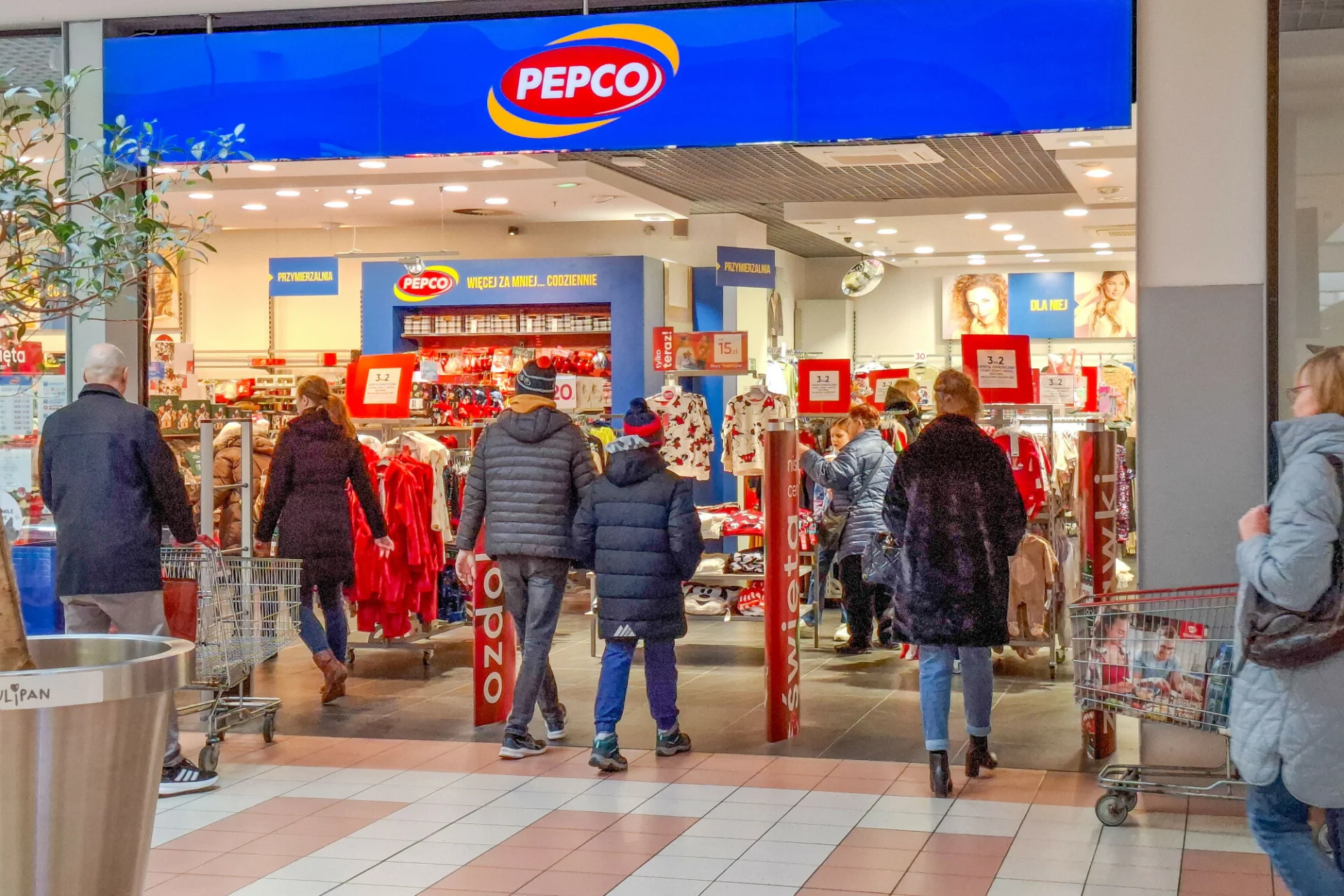 Pepco przecenia mnóstwo produktów. Co jest na wyprzedaży? Wyprzedaże w Pepco. Można kupić taniej ubrania i akcesoria do kuchni MasterChefa