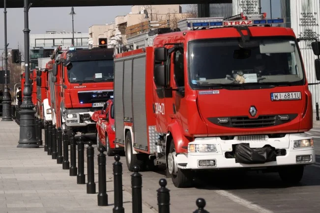 Testy na koronawirusa przeprowadzono 386 osobom skoszarowanych w Szkole Głównej Służby Pożarniczej w Warszawie. Wykazały lawinowy przyrost zakażonych.