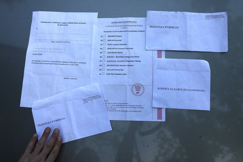 W Głogowie karty wyborcze leżały na ulicy.