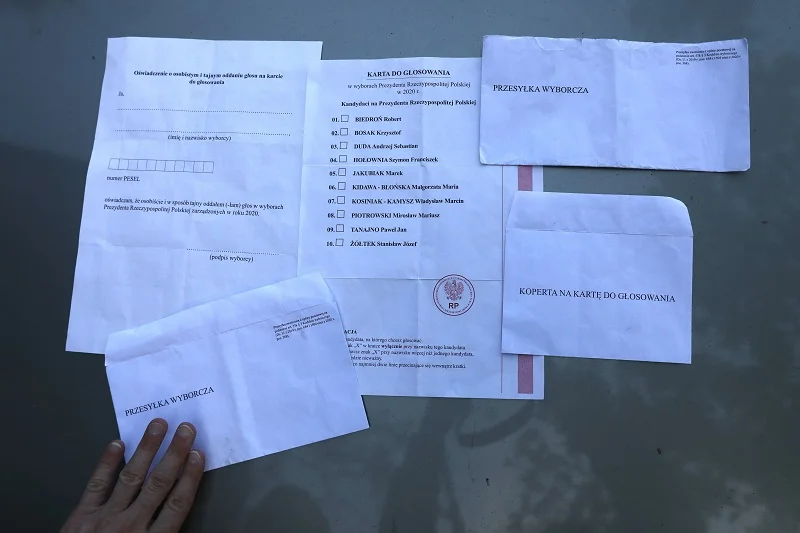 W Głogowie karty wyborcze leżały na ulicy.