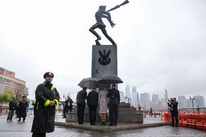 Prezydent Andrzej Duda w Jersey City pod Pomnikiem Katyńskim.