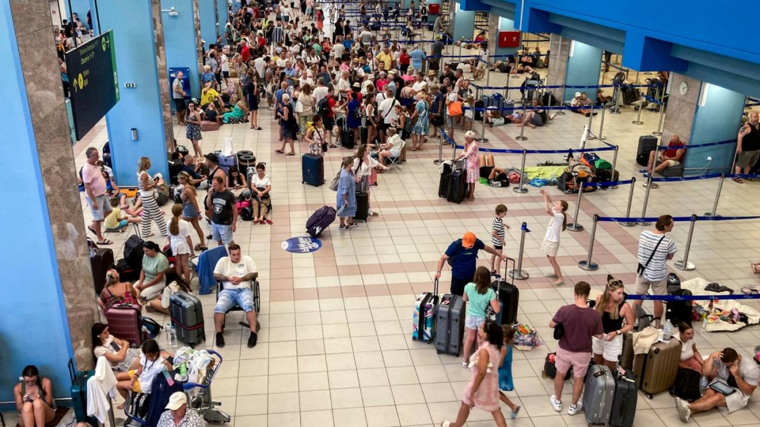 Turyści koczujący na lotnisku w Rodos