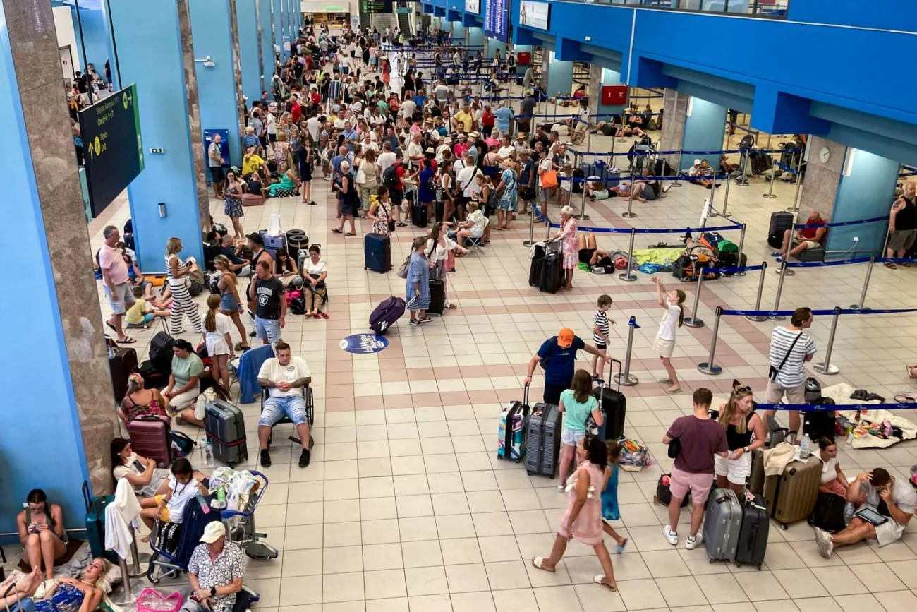 Turyści koczujący na lotnisku w Rodos