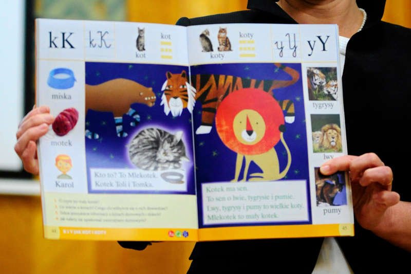 Mały Wietnamczyk i niesłysząca dziewczynka zostali w rządowym podręczniku mimo protestów rodziców