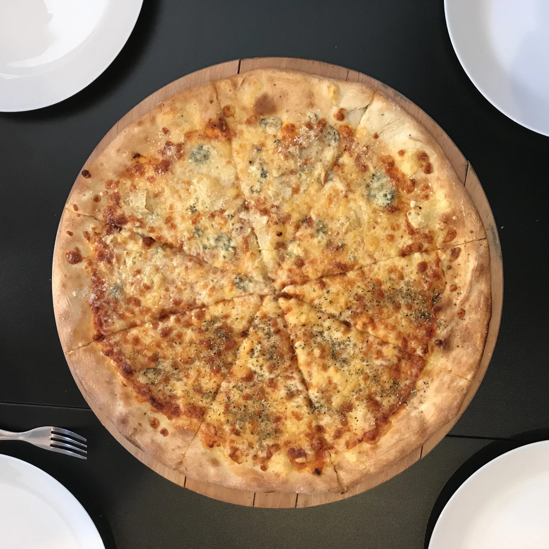Pizza, na której sierpecki ser Królewski rywalizuje z parmezanem, gorgonzolą i mozarellą