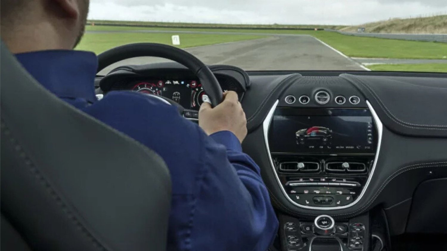 Aston Martin DBX używany tanieje z roku na rok. Ile kosztuje na rynku wtórnym?