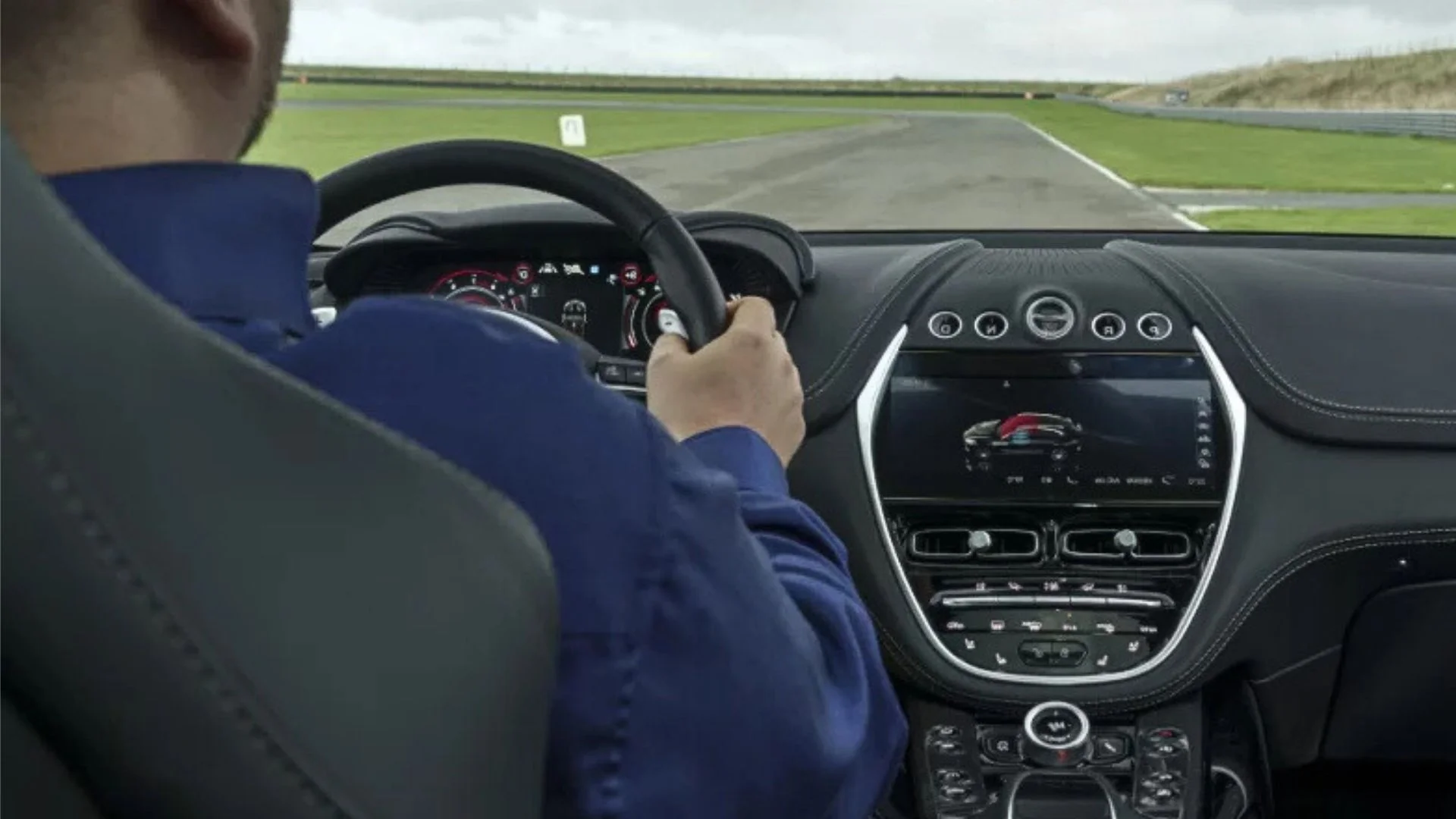 Aston Martin DBX używany tanieje z roku na rok. Ile kosztuje na rynku wtórnym?