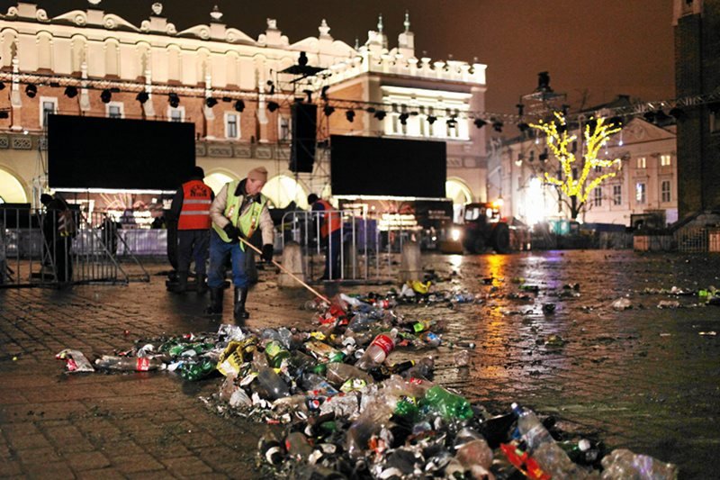 Sprzątanie po krakowskiej imprezie sylwestrowej – 1 stycznia 2011.