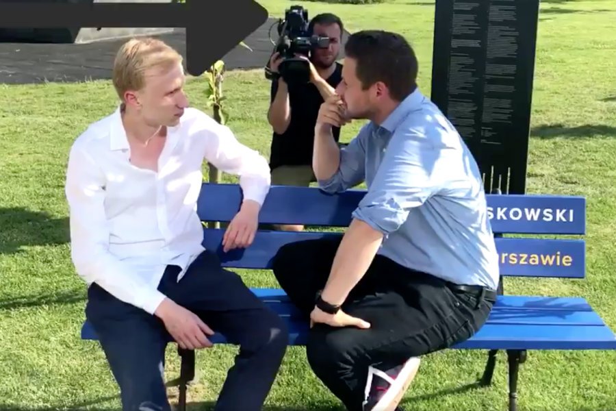 Rafał Trzaskowski miał rozmawiać na swojej ławce z działaczem młodzieżówki PO - relacjonował na Twitterze prawicowy bloger.