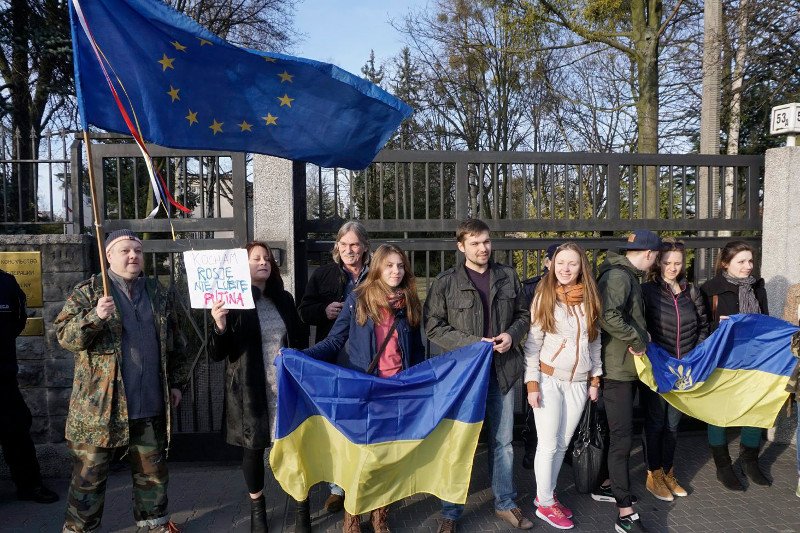 Polska jest podzielona niemal na pół w ocenie tego, czy powinniśmy się angażować na Ukrainie