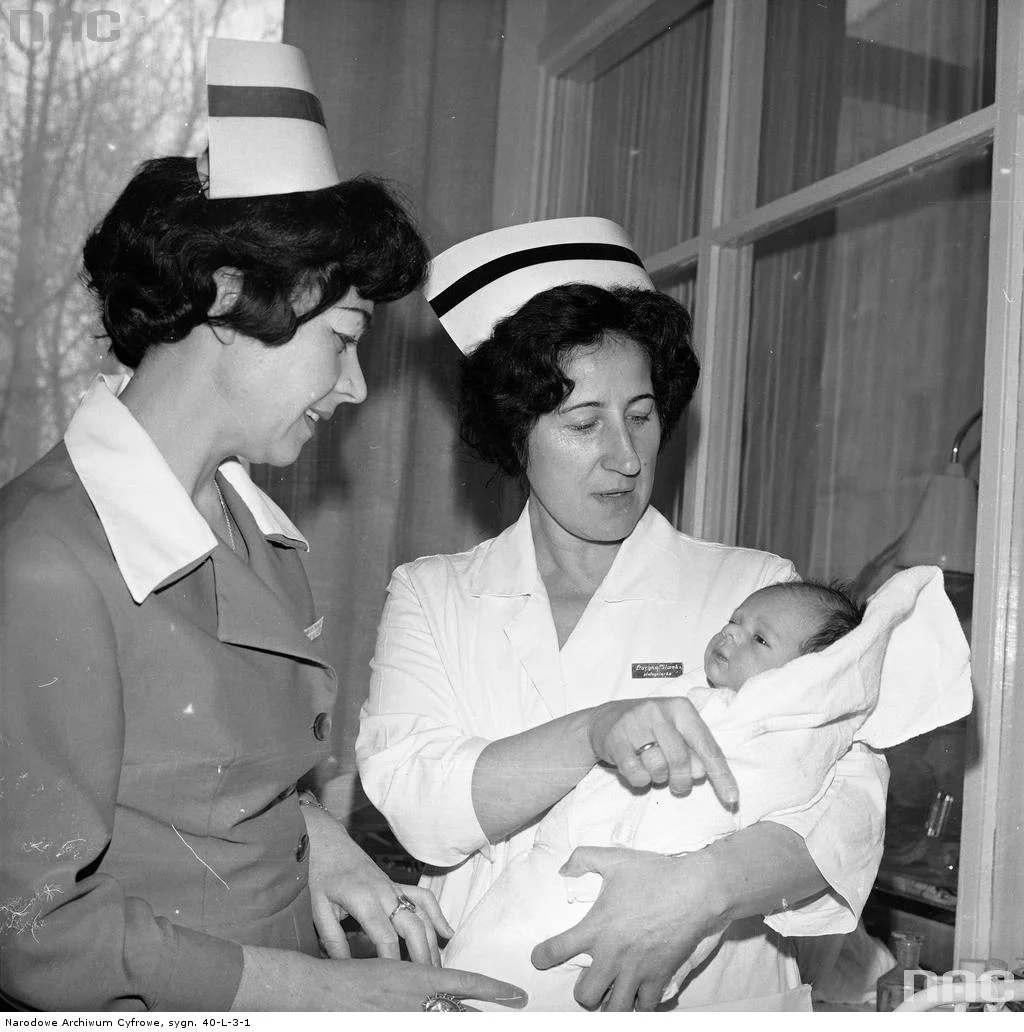 Pielęgniarki w szpitalu ginekologiczno-położniczym w Warszawie przy ul. Żelaznej, 1977 r.