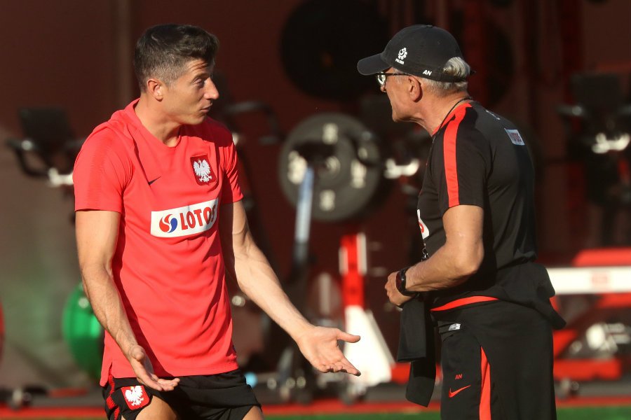 Robert Lewandowski zrzuca winę na kolegów? Niemieckie media nie mają wątpliwości, że tak jest.