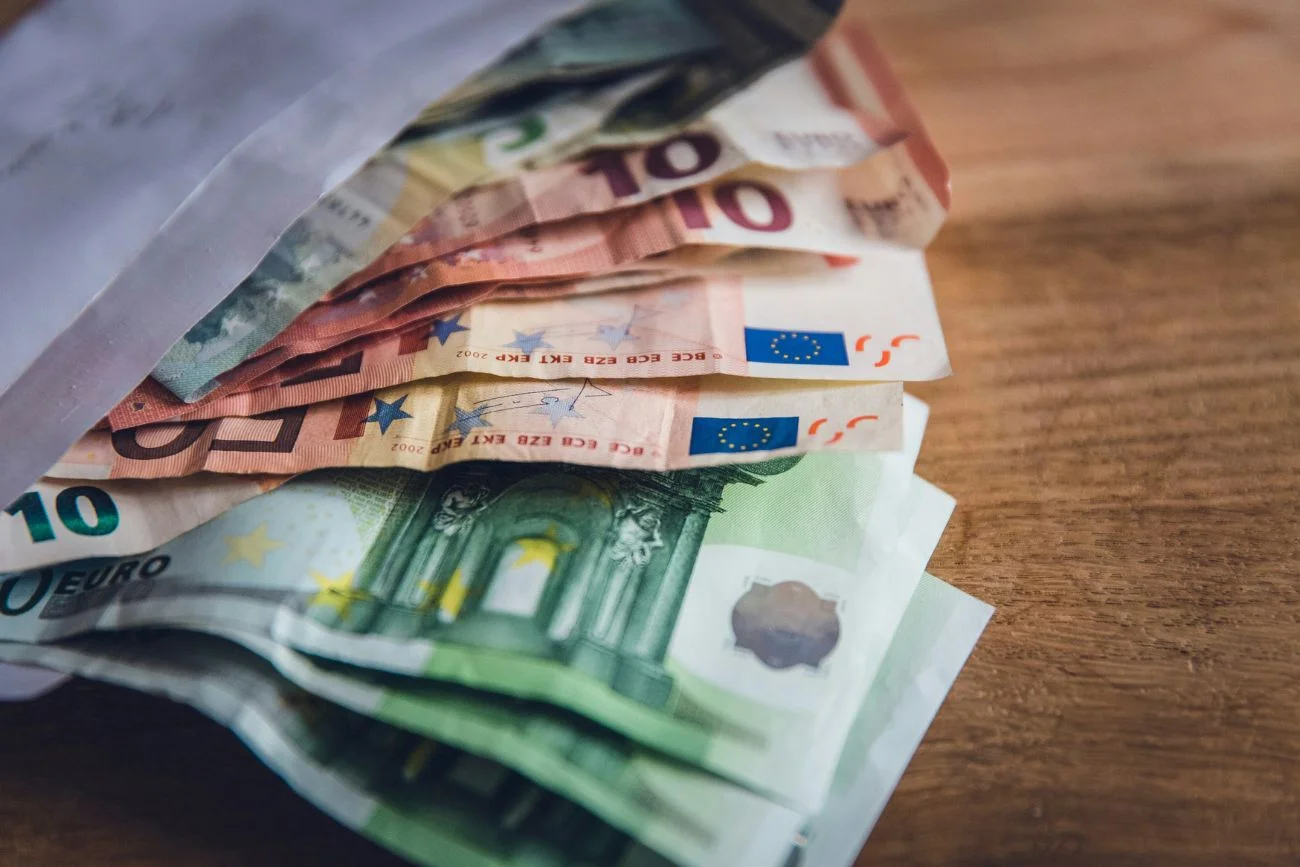 Ten kraj wprowadził euro. Teraz notuje wzrost płac i mówi o pełnym sukcesie.