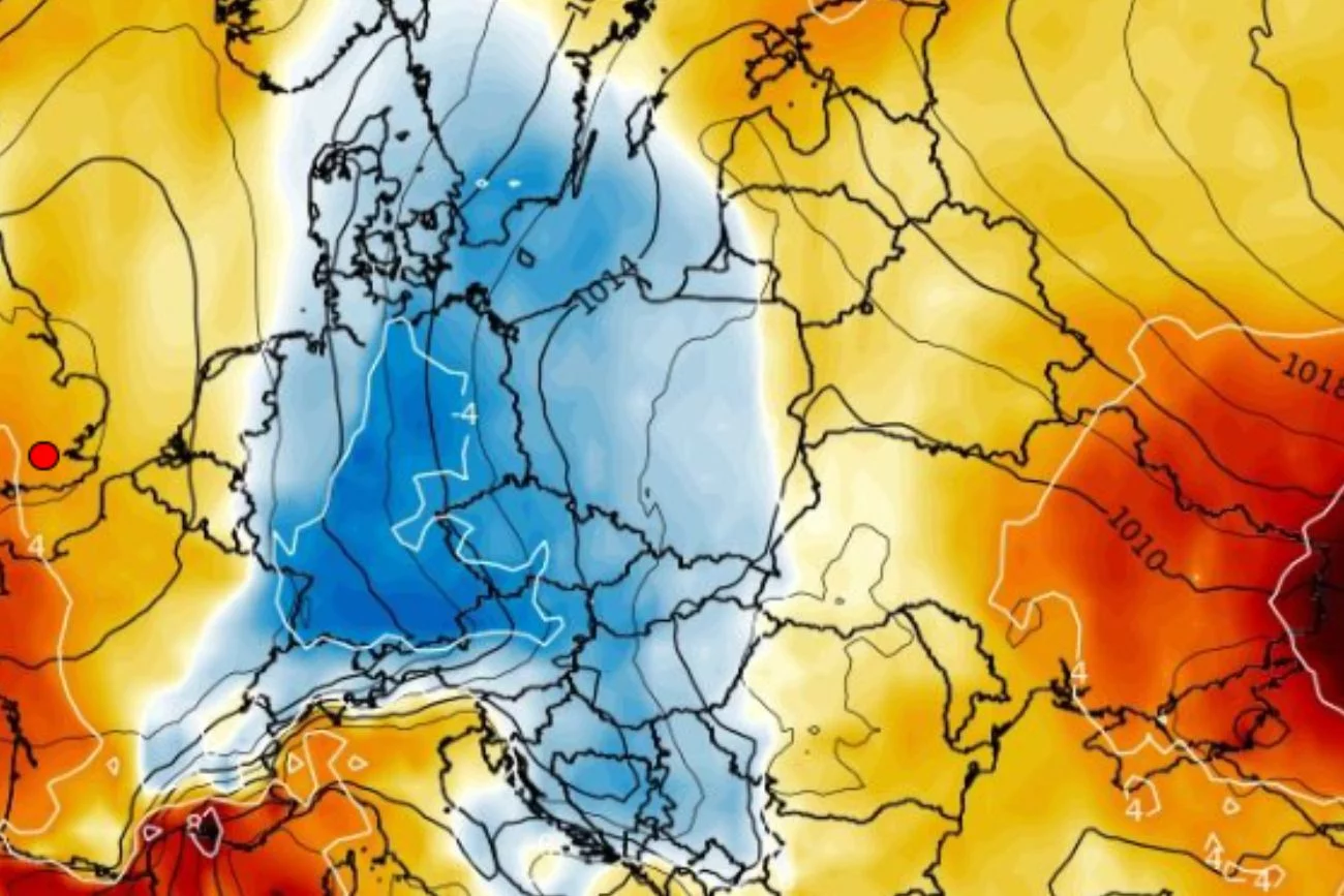 To ostatnie godziny słonecznej pogody. Już za chwilę nastąpi spora zmiana. Prognoza pogody na weekend. Polaków zamiast słońca czekają opady deszczu.
