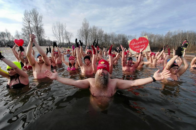 Niektórzy żartują, że morsowanie stało się nowym narodowym sportem Polaków.