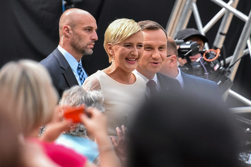 Pierwsza Dama często jest krytykowana, że nie uczestniczy w życiu politycznym. Nie zabiera głosu w trudnych sprawach.