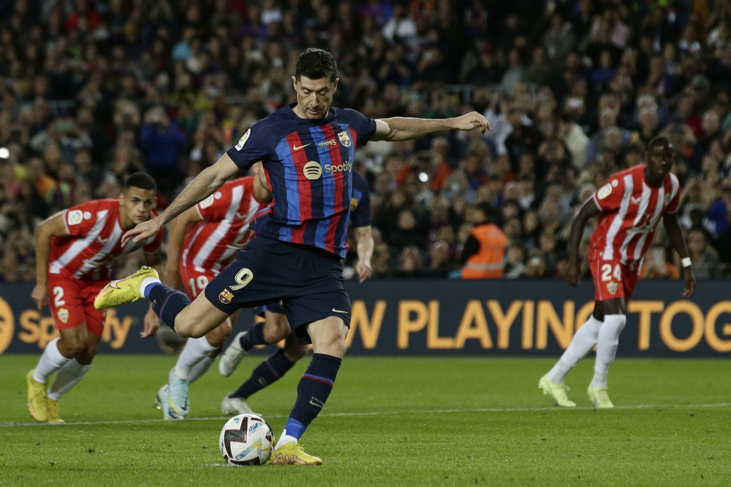 Hiszpanie nie mieli litości dla Roberta Lewandowskiego. FC Barcelona ma duży problem