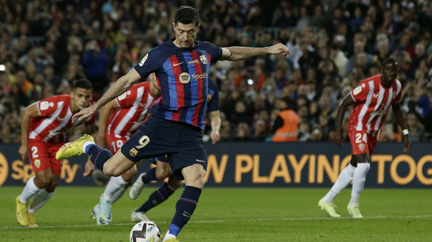 Hiszpanie nie mieli litości dla Roberta Lewandowskiego. FC Barcelona ma duży problem