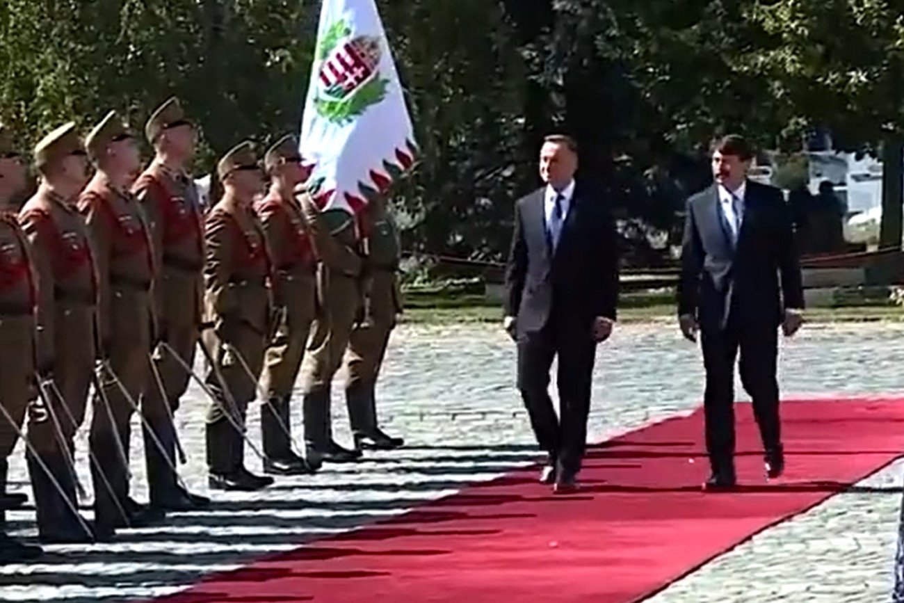 Andrzej Duda zaliczył małą wpadkę podczas wizyty na Węgrzech.