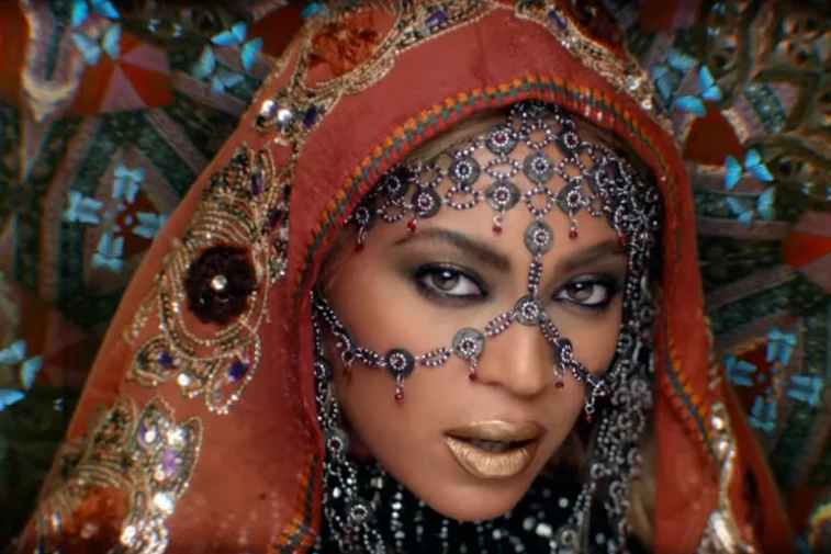 Beyoncé w teledysku do piosenki "Hymn For The Weekend" z Coldplay