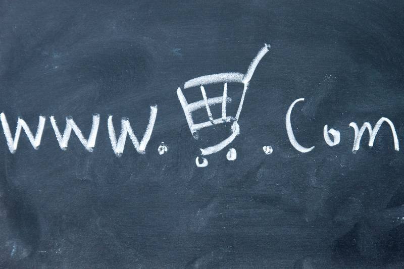 Jak nie dać się naciągnąć sklepom internetowym i tanim liniom? Trzeba uważnie patrzeć, czy w trakcie kupowania nie zmienia się cena towaru