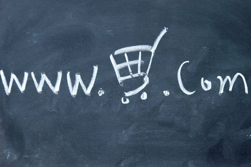 Jak nie dać się naciągnąć sklepom internetowym i tanim liniom? Trzeba uważnie patrzeć, czy w trakcie kupowania nie zmienia się cena towaru