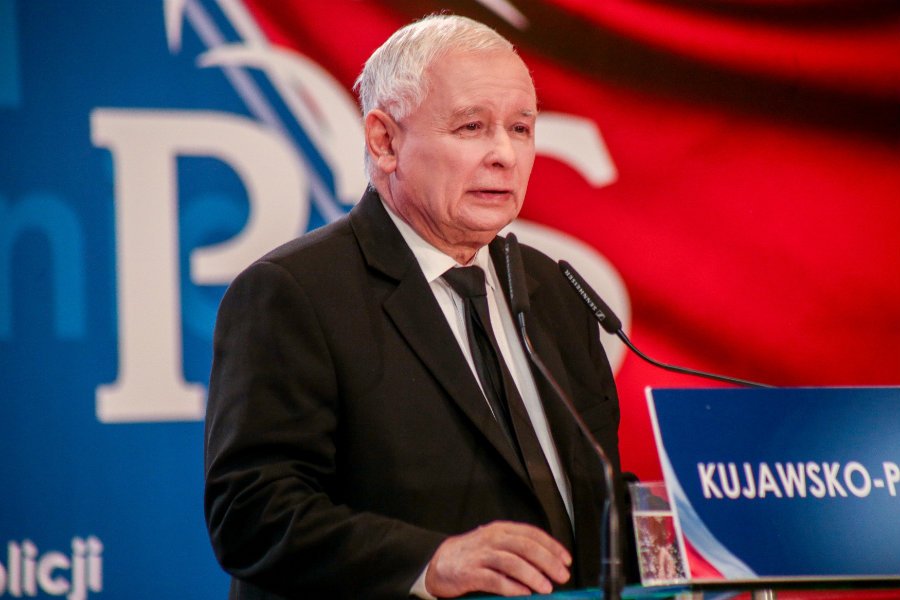 Jarosław Kaczyński może mieć powody do zadowolenia. W przeddzień wyborów samorządowych jego partia prowadzi z dużą przewagą.