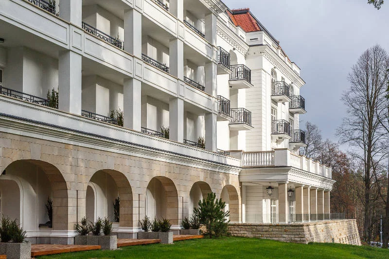 Hotel z każdej strony otoczony jest zielenią. Podobnie jak cała Polanica Zdrój - wygląda jak położony w pięknym ogrodzie
