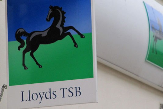 Logo Llyods przed bankiem w Colchester