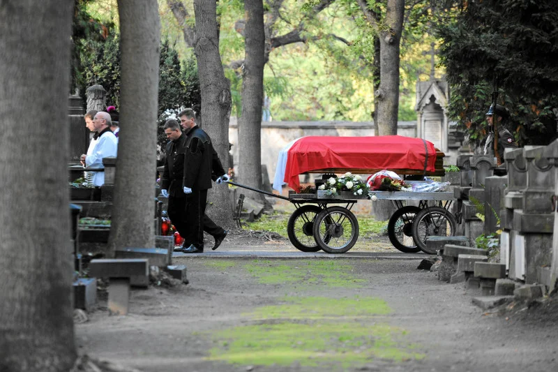 01.10.2012 Ponowny pogrzeb Teresy Walewskiej-Przyjałkowskiej na Cmentarzu Powązkowskim. Jej ciało zostało zamienione z ciałem Anny Walentynowicz i błędnie pochowane