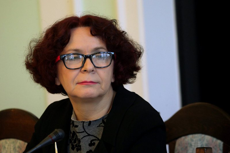 Elżbieta Kruk zapowiedziała, ze prace nad ustawą o dekoncentracji kapitałowej mediów zostają odłożone na później.