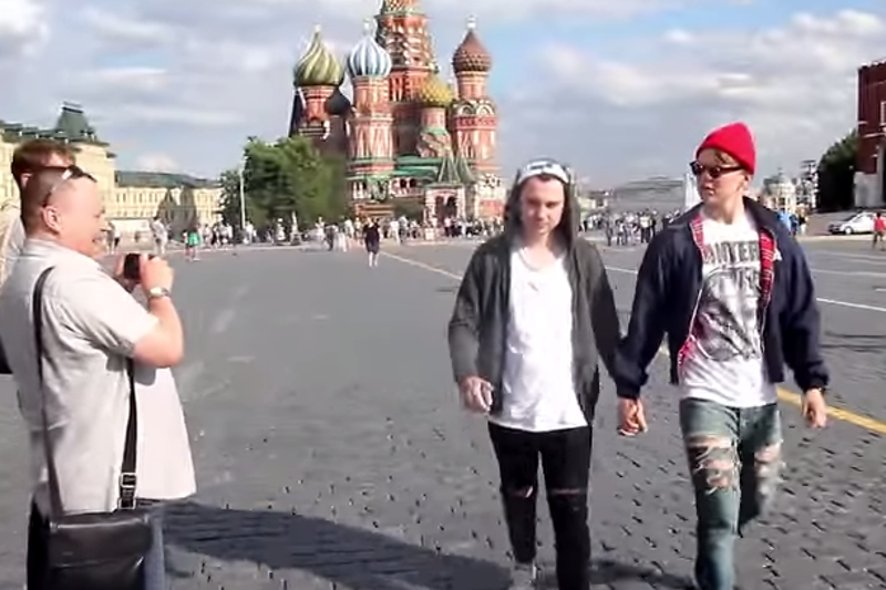 Para homoseksualistów z Rosji na krótkim filmiku pokazała, jak żyje się w Rosji osobom o odmiennej orientacji seksualnej.