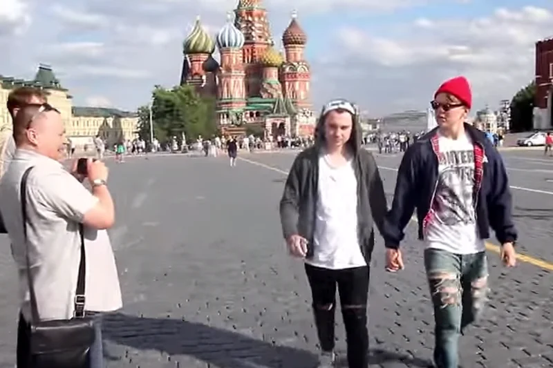 Para homoseksualistów z Rosji na krótkim filmiku pokazała, jak żyje się w Rosji osobom o odmiennej orientacji seksualnej.