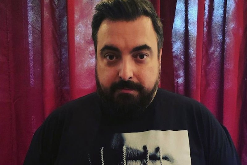 Tomasz Sekielski w koszulce z plakatem promującym "Tylko nie mów nikomu". Taki t-shirt może zamówić każdy.