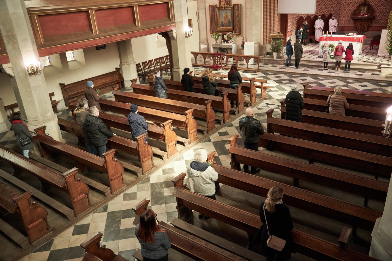 Józefów nad Wisłą. Parafianie relacjonują, że ksiądz nie przestrzega noszenia maseczek podczas mszy.