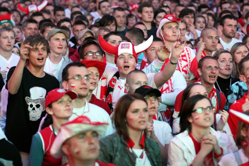 Niezbędnik kibica. Co każdy szanujący się fan futbolu musi mieć ze sobą, aby z dumą reprezentować narodowe barwy?