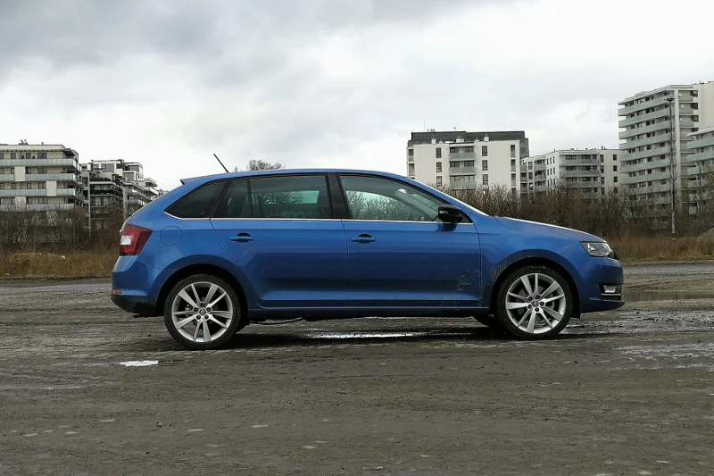 Skoda Rapid jest większa od Fabii, ale mniejsza od Octavii.
