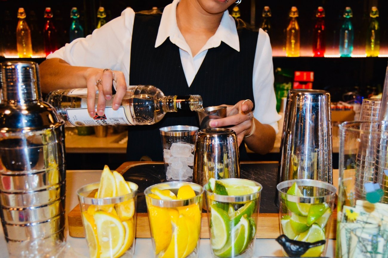 Podczas nalotu na greckie bary, okazało się, że serwowane są tam szoty ze zlewek z niedopitych drinków.