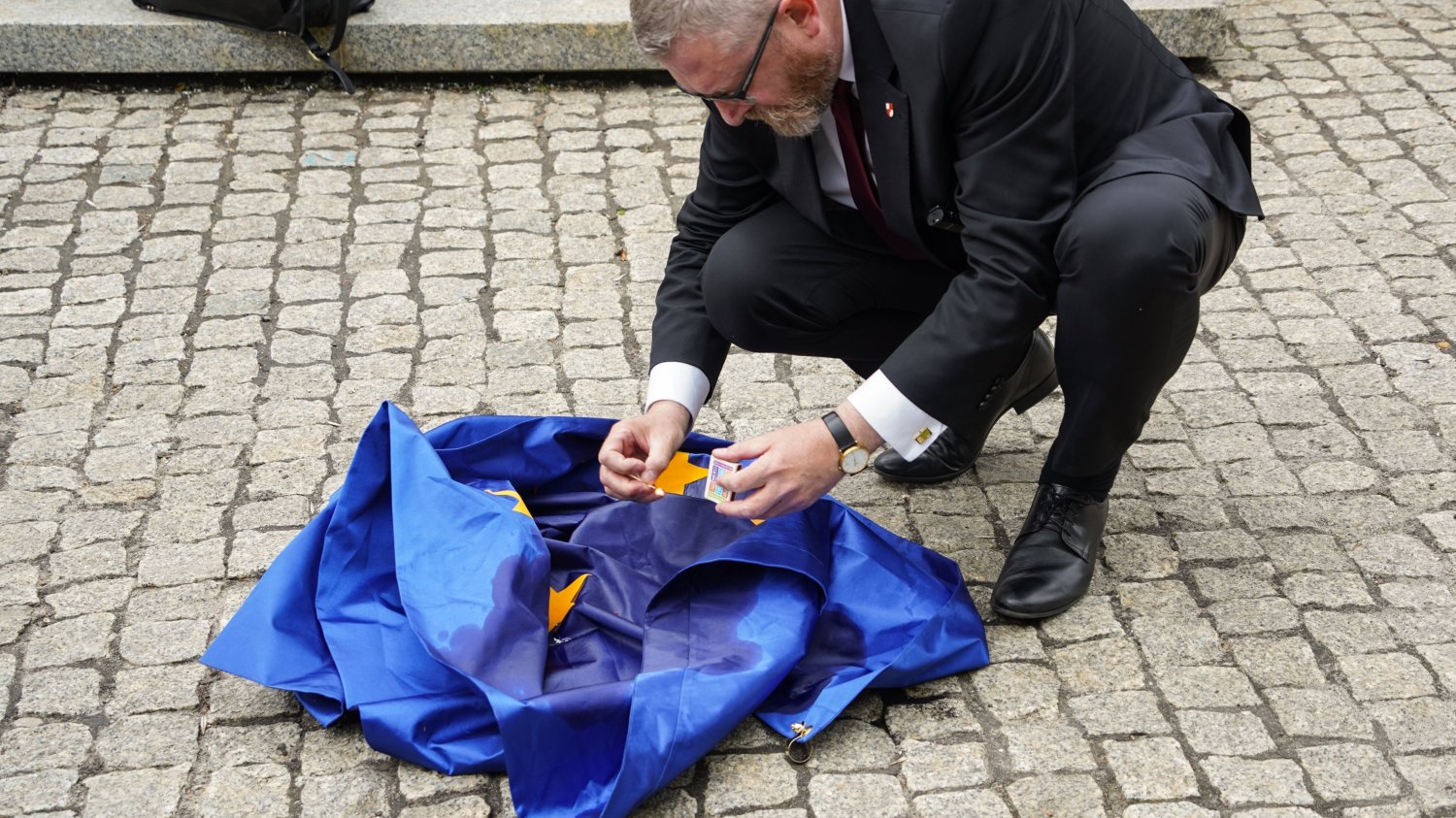 Braun ukradł flagę z ministerstwa, a potem ją spalił Grzegorz Braun