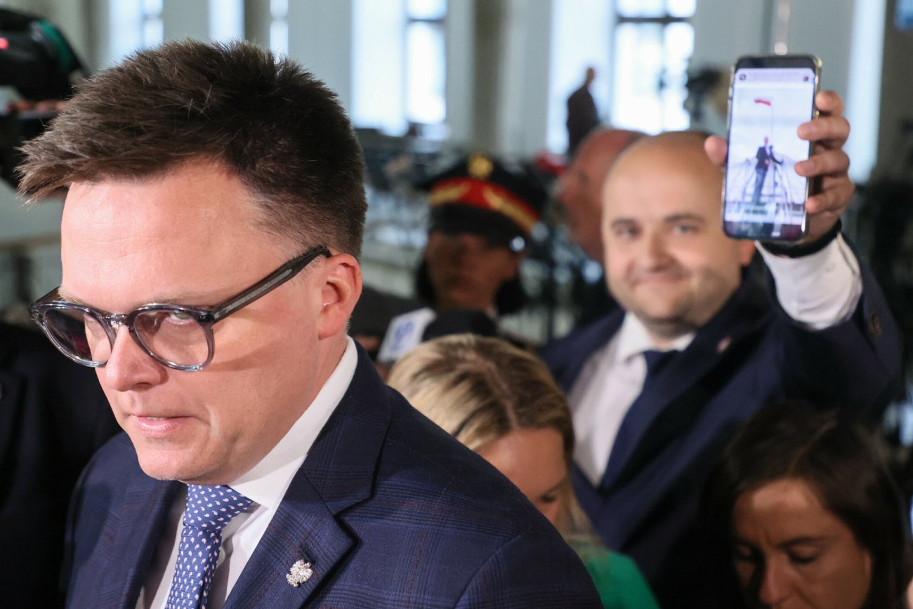 Dariusz Matecki chodził pod dachu Sejmu. Hołownia zapowiada konsekwencje Dariusz Matecki chodził pod dachu Sejmu. Hołownia zapowiada konsekwencje